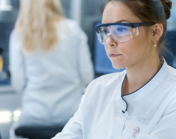 female-scientist-looking-at-computer-in-lab